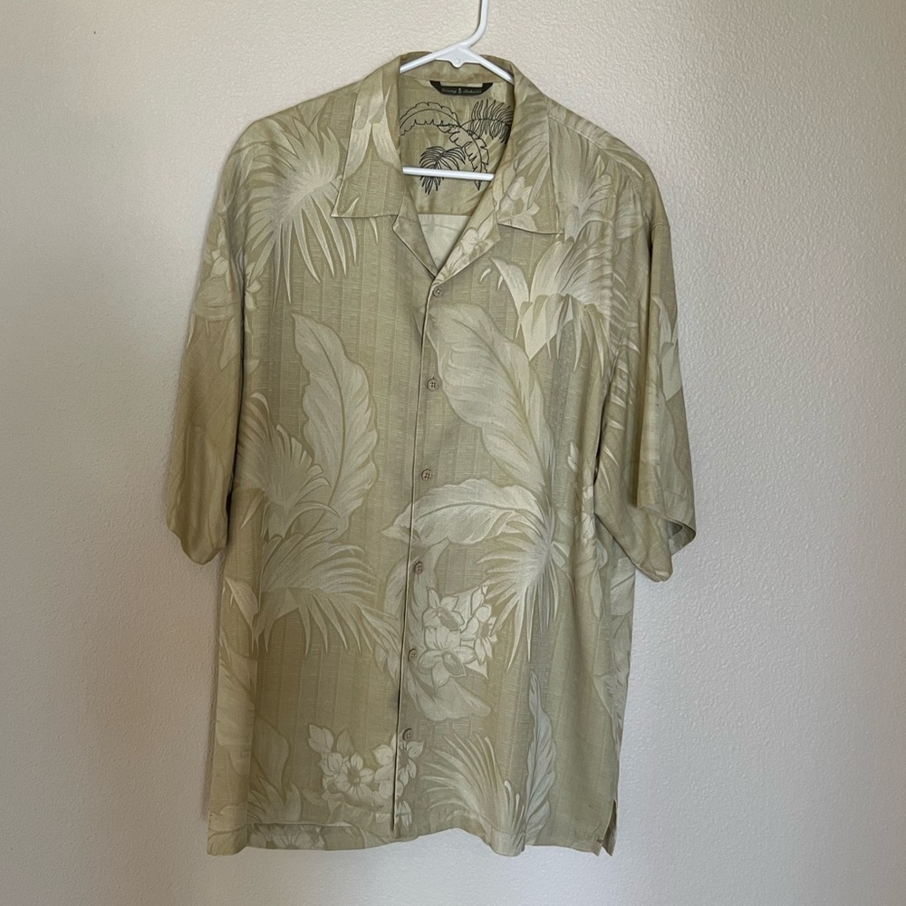Tommy Bahama Men’s Multi Color Green Hawaiian Floral Short Sleeve Shirt. Size L
